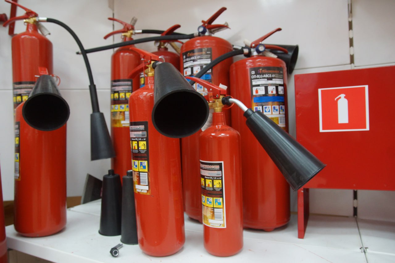 Пожарный резервуар на азс. Тележка для огнетушителя. Огнетушитель заправочные. Порошковый огнетушитель ярпожинвест оп-3. Средства пожаротушения на азс.