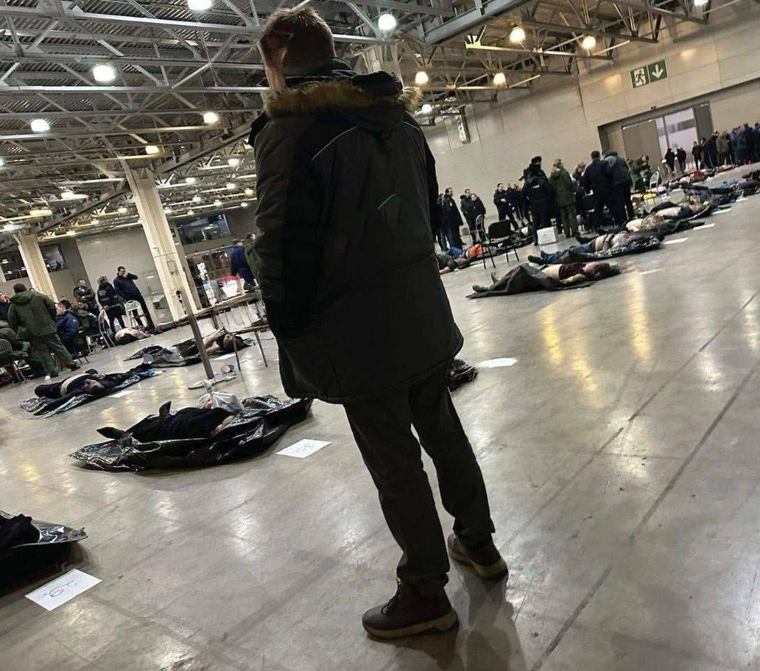 Один из залов &laquo;Крокуса&raquo; используют для осмотра и опознания тел погибших  &copy;️ &laquo;Компромат Групп&raquo; | Обратная связь &mdash; Публикация на TGStat">