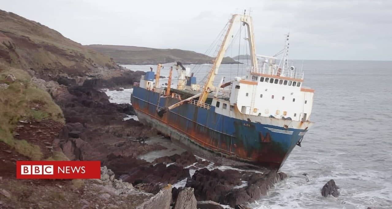 Залив америка танкер. Судно прибилось к берегам доминиканы. Корабль в мариуполе зс 1. Заброшенный корабль в порту. Брошенные корабли в океане.