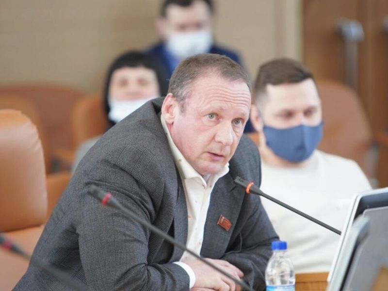 Депутат который извиняется. Депутат дюков красноярск. депутат енджиевский красноярск.